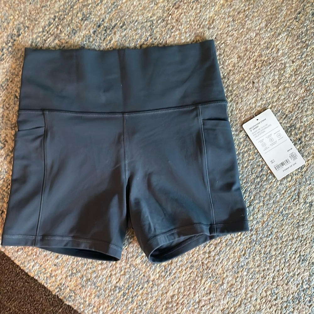 ATHLETA salutation stash 5” short in grey blue